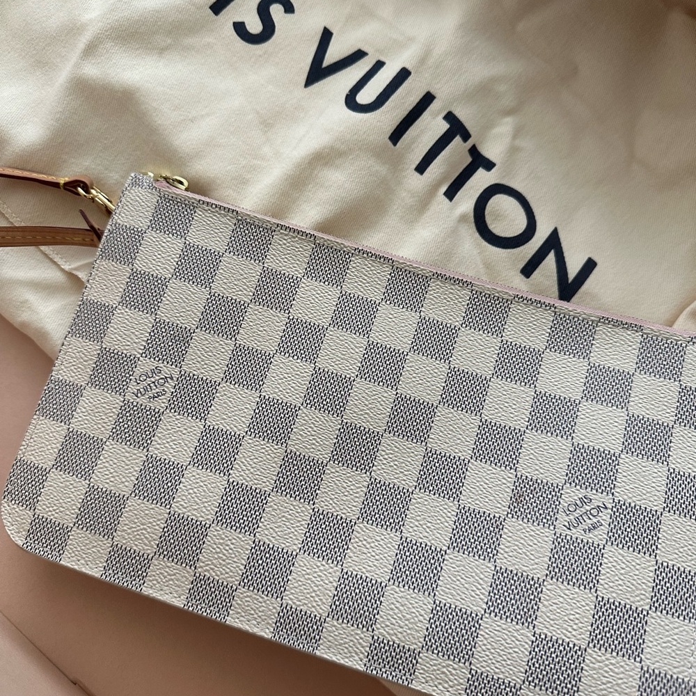 Authentic LV Wristlet. In amazing condition